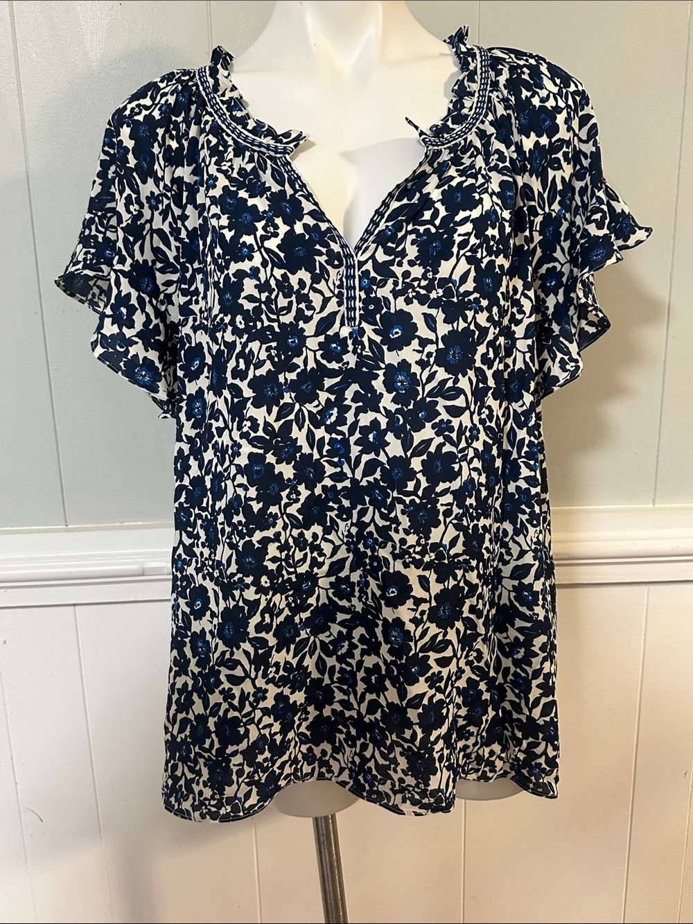 Max Studio Navy and White Floral Ruffle-Sleeve Blouse